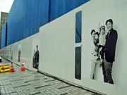 秋田市中央街区の再開発エリアで屋外写真展－県民15組の肖像展示