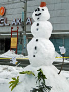 まちなかで「雪だるま」コンテスト－秋田の商店街が迎春イベントで