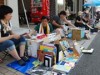 秋田・仲小路商店街で古本フリマ－津波被害を免れた古本も