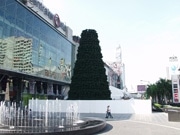バンコク最大のビアガーデン開設－巨大クリスマスツリーはもうすぐ