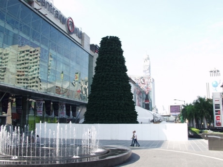 バンコク最大のビアガーデン開設－巨大クリスマスツリーはもうすぐ