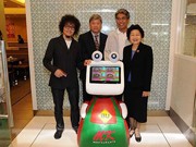 タイスキチェーン店のMK、バンコク大の技術協力で店員ロボを開発