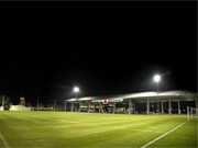 バンコクの本格サッカーグラウンド－気温が下がる日没後の利用が人気に