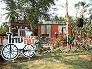バンコク近郊の観光地「アンパワー水上マーケット」、レンタル自転車が人気に