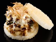 タイのモスバーガー「お好み焼き海鮮ライスバーガー」－期間限定販売