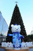 バンコク都心の巨大クリスマスツリー、巨大テディベアも登場