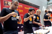 タイで「エビワンタン大食い選手権決勝」－4カ国から大食漢30人集結