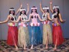 フラダンスのコスチュームでイベントのPRをするタイ人