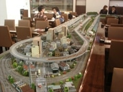 店内をNゲージ車両が走行－鉄道模型バー「銀座パノラマ」、人気に