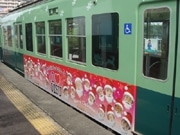京阪電車に「みんなのサンタクロース号」－100人のサンタ顔でラッピング