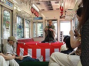 京阪電車の車内で「落語＆ビア」－繁昌亭の素人落語家4人が高座に