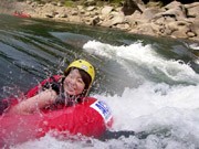 水面を泳ぎながら瀬田川激流下り－「リバーブギ」の本格シーズン到来