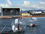 びわ湖上を「人が走る」水上歩行コンテスト、ボートレース場で初開催