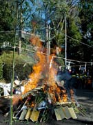 調布・糟嶺神社で「どんど焼き」－無病息災を祈る伝承行事