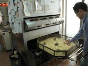 調布の老舗煎り豆専門店が節分準備－9時間かけて商品化