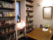西調布にブックカフェ-交流のきっかけづくりに店主の蔵書並べる