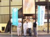 記念パーティーが行われる「調風」の前で。写真中央の男性が代表の丸田孝明さん