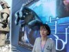 飛び出す貞子の手を制作した社員の松元さん。貞子の手は大人の頭をすっぽり覆う大きさ