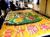 5月12日、調布市役所前でアースディイベント。おにぎり2000個でアートも。展示後は無料配布。