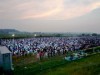 例年30万人以上が訪れるとされる花火会場。（写真は土手下の有料エリアの様子）