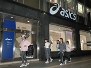 女性記者らが「銀座ラン」「皇居ラン」体験－アシックスストア