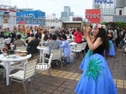 銀座松坂屋の屋上に恒例のビアガーデン登場－GW中も満席続く