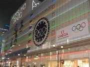 松屋銀座の外壁に陸上トラック－「オメガ」コラボで北京五輪ライトアップ