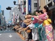 銀座中央通りで「ゆかたで銀ブラ」－浴衣着用者に特典、打ち水も
