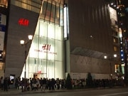 H＆M銀座にもコム・デ・ギャルソンとのコラボライン－終日行列続く