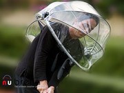 アメリカ発・頭をすっぽり覆うアイデア傘、話題に－銀座のIT企業が輸入販売
