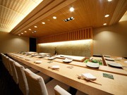 海老蔵さんが空間プロデュースしたすし店「真魚（まお）」、1つ星に
