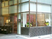 銀座にギャラリー感覚のワインショップ－地下セラーやテラス席で試飲も