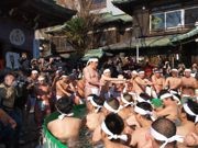 銀座の氏神・鉄砲洲稲荷神社で「寒中水浴」－みそぎはらいで80人入水