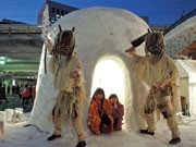 有楽町駅前に高さ3メートルの「かまくら」－秋田の雪で11時間半かけ完成