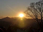 高尾山で「ダイヤモンド富士」見ごろに－ミシュラン効果で外国人の姿も