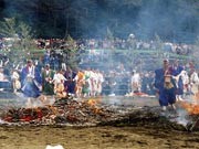 一般参加者も素足で火の上に－高尾山で恒例「火渡り祭り」