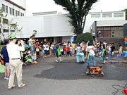 子どもたち向けに80の科学実験－工学院大学で夏恒例「理科教室」