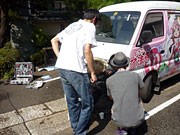 萌え寺・了法寺で「痛車」手作り製作－境内でグッズの販売ブースに