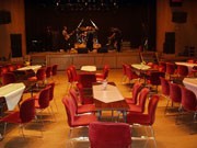 市民会館のホールをライブカフェに－日野市「赤レンガプロジェクト」の一環で