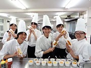 学生開発のオリジナルホットドッグ販売へ－高菜やラー油などをトッピング