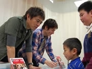 「こげな本はなかなかなか」－博多華丸・大吉さん、新著PRでサイン会