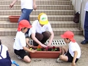ふくや、明太子の使用済み容器から作ったプランターを小学校へ寄贈