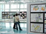 福岡空港で「絵手紙交流展」700点展示－暑中見舞いも