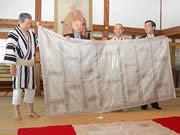 山笠で「博多織」の袈裟を住職が着用－承天禅寺で贈呈式