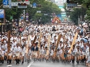 吉田市長ら台上がりで「集団山見せ」－山笠が「福岡」へ舁き入れ