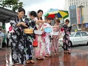 博多駅前で初の「打ち水大作戦」－約60人が参加