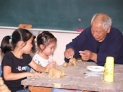 博多人形師が子ども向け教室－体験通じ後継者育成目的に