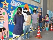 博多駅の高架下に壁画が完成－日本デザイナー学院の学生ら