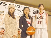 石原さとみさん、真木よう子さんら来福－映画「フライング☆ラビッツ」