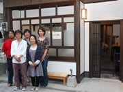 須崎問屋街に博多町屋家屋のゲストハウス－うどん店、バーも併設
